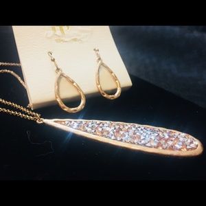 Jewelry - Beautiful Gold Teardrop Stone Necklace Set Jewelry - Beautiful Gold Teardrop Stone Necklace Set